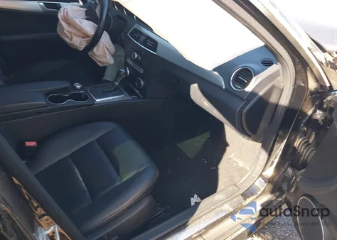 2013 Mercedes-Benz C 250 Luxury/Sport z USA, uszkodzony, nr VIN WDDGF4HB2DR266458